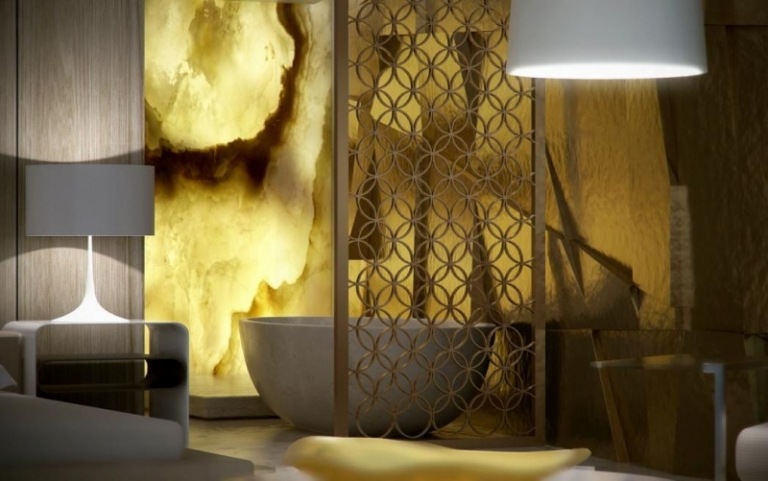 Kúpeľňa s presvetlenou stenou - čisté luxusné prostredie Luxusný dizajn kúpeľne-nápady na kúpelňu-spálňa-onyx-prírodný kameň na stenu-voľne stojaca vaňa-paraventné drevo