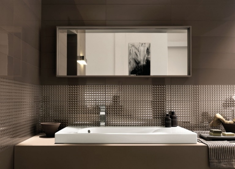 Štýlové trojrozmerné obklady na stenu v čokoládovo hnedej farbe Kúpeľňový dizajn-ušľachtilé-obklady-nápady na stenu-čokoláda