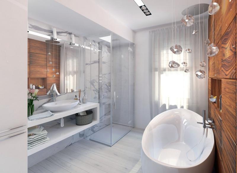 Drevená stena v kúpeľni - materiál vylepšuje miestnosť Kúpeľňový dizajn - nápady do kúpeľne - malá kúpeľňa - krištáľové svetlo - drevená podlaha