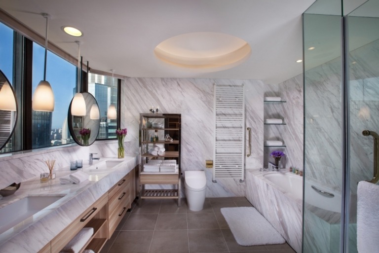 Moderný nápad na dizajn kúpeľne - mramorové dlaždice Kúpeľňový dizajn-nápady do kúpeľne-biela-kompletná