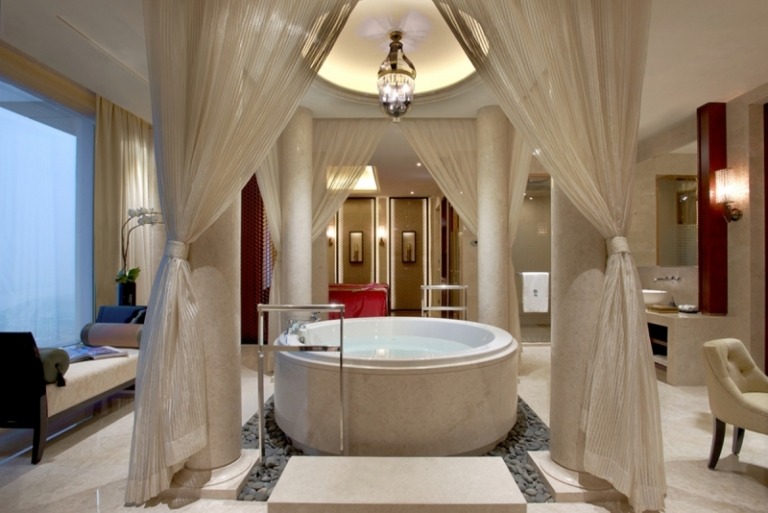 Luxusná vaňa s krásnym dizajnom v orientálnom štýle Vaňa-luxusné-prostredie-závesový kameň