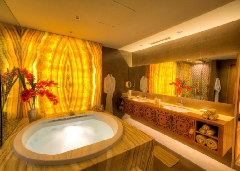 Osvetlená onyxová nástenná a kúpeľňová skrinka s drevorezbou Zrkadlo do kúpeľne-onyx-osvetlené-steny-nápady