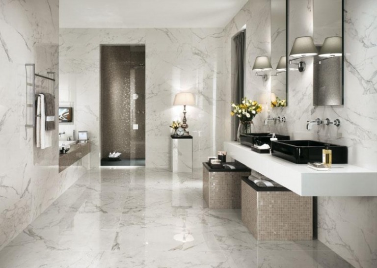 Kúpeľňový dizajn s mozaikovými dlaždicami v striebornej farbe Dizajn kúpeľne-mozaikové dlaždice-mramorová stena-čierna-umývadlo na dosku s vysokým leskom