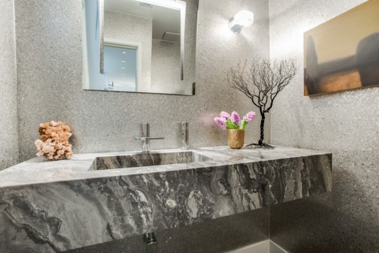 Kamenná márnosť v malej kúpeľni Nápady na dizajn steny do kúpeľne umývadlo z prírodného kameňa