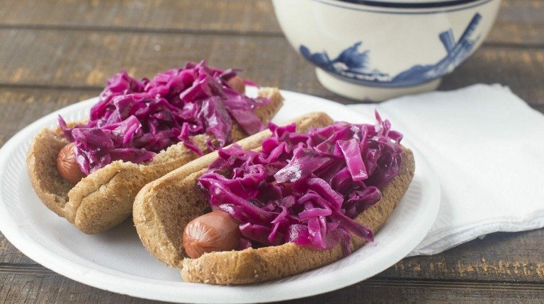 Pripravte si kyslú kapustu z červenej kapusty na chlebíčky, hamburgery alebo párky v rožku
