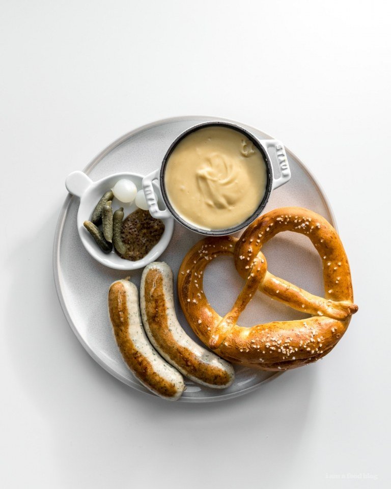 Nibble z teľacej klobásy, praclíku a reďkovky na špajdle