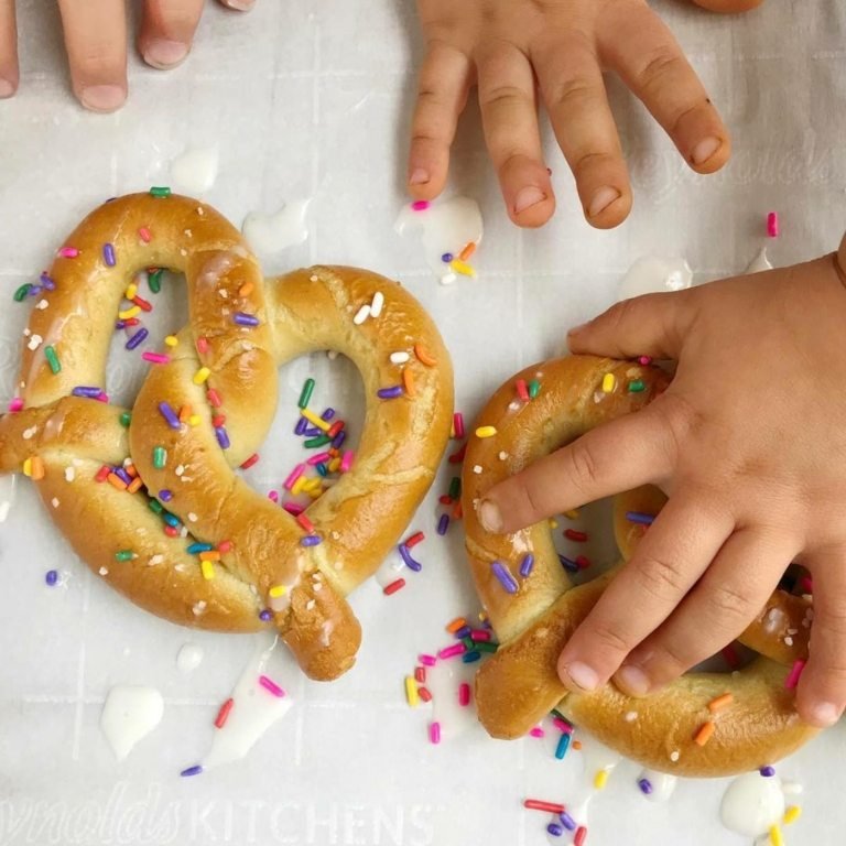 Klasické praclíkové srdiečka so sladkou polevou a posýpkou - praclíky s rozdielom