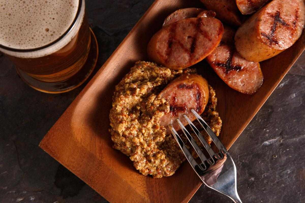 Horčica s pivom na bratwurst, teľaciu klobásu a na namáčanie iného občerstvenia