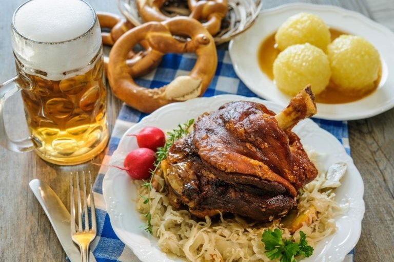 Recepty na oktoberfest krehkých kolien podávané s kyslou kapustou a knedľou