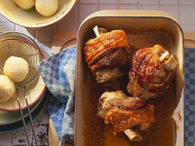 Uvarte si šťavnaté bravčové kolená v bavorskom štýle a podávajte s akýmikoľvek knedľami alebo posýpkou