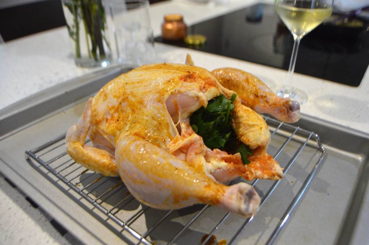 Na kura pripravte zmes korenia a dajte piecť do rúry