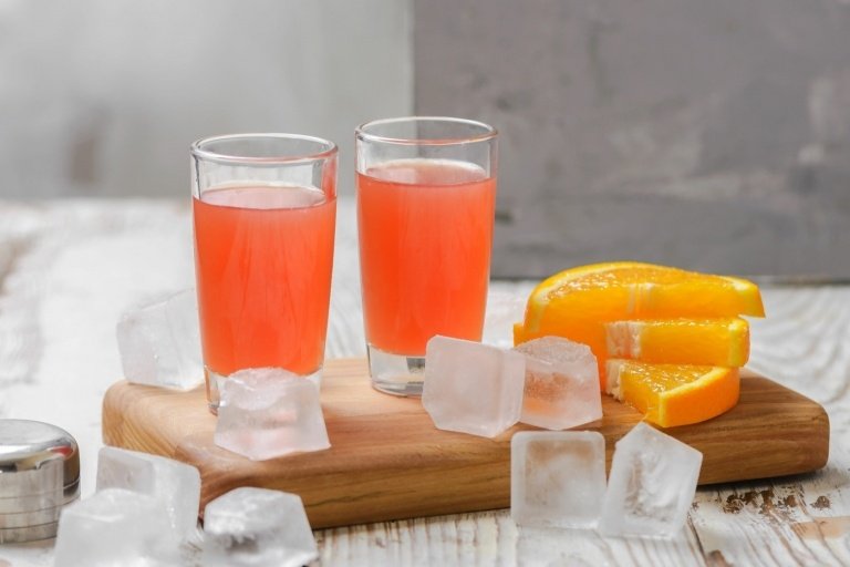 Výstrely Alabama s ginom, amarettom a pomarančovým džúsom