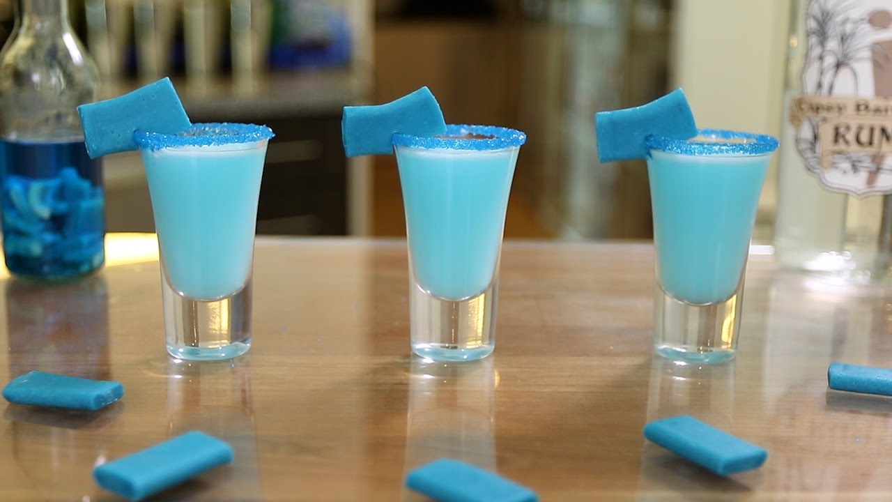 Žuvačka panáka so smotanovým likérom, banánovým likérom a modrým curacaom