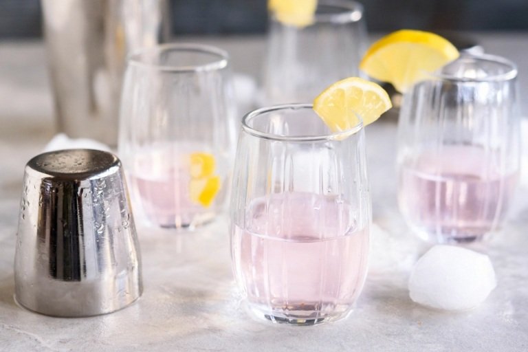 Číhajúci tiger s liči likérom v jemnom ružovom a tequila blanco