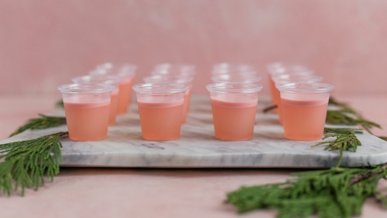 Pina Colada panáky s ananásovým želé, rumom a kokosovým krémom