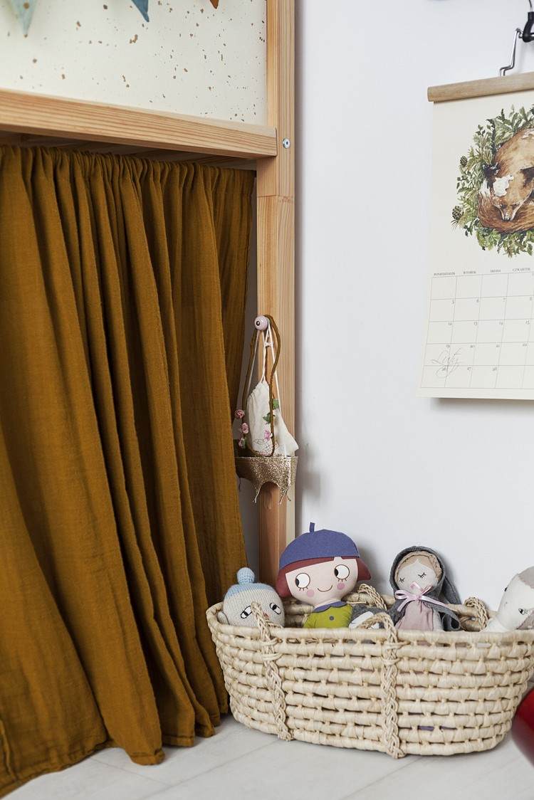 Ušite a pripevnite záves do postele Kura