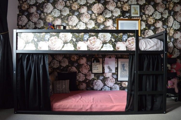 Posteľný záves Kura v čiernej dekorácii s kvetinovým vzorom tapety