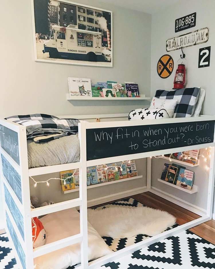 Detská postieľka Ikea Kura s kriedovou doskou a hracím priestorom