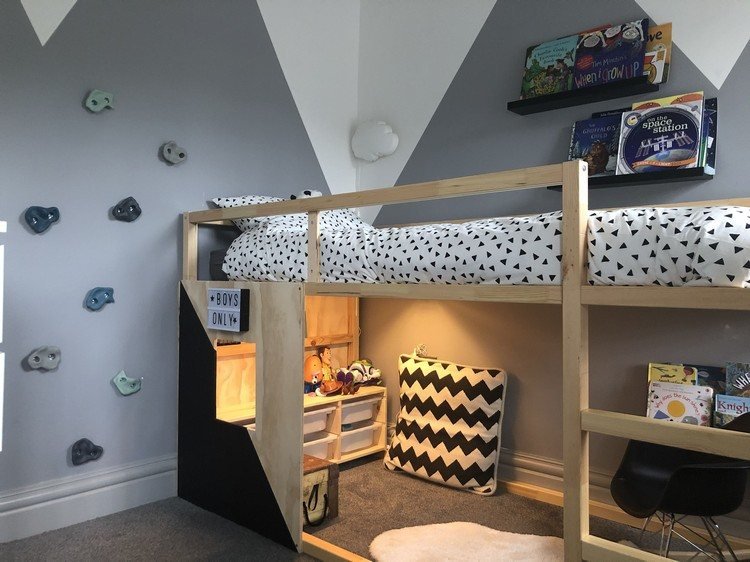 útulný detský kútik, čitateľský priestor pod posteľou Kura