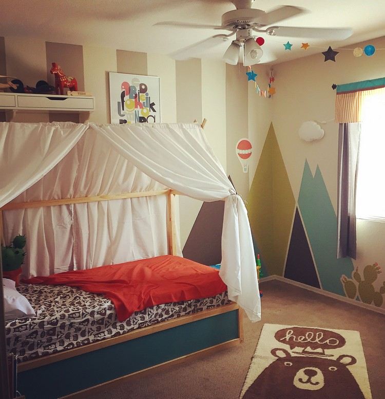 Domová posteľ Ikea Kura so závesom sa dá ľahko prestavať