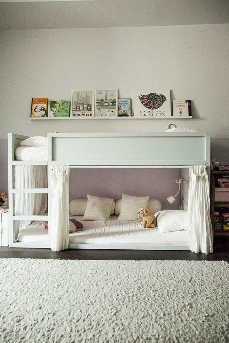 Čitací kútik pod dizajn detskej postieľky Ikea Kura so závesom