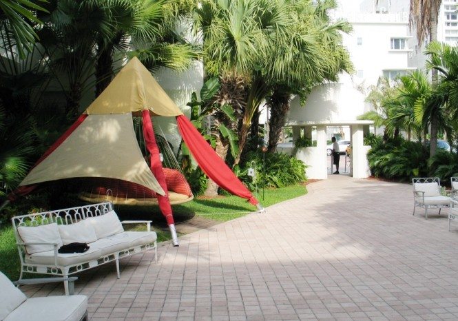 krásna závesná posteľ v záhrade