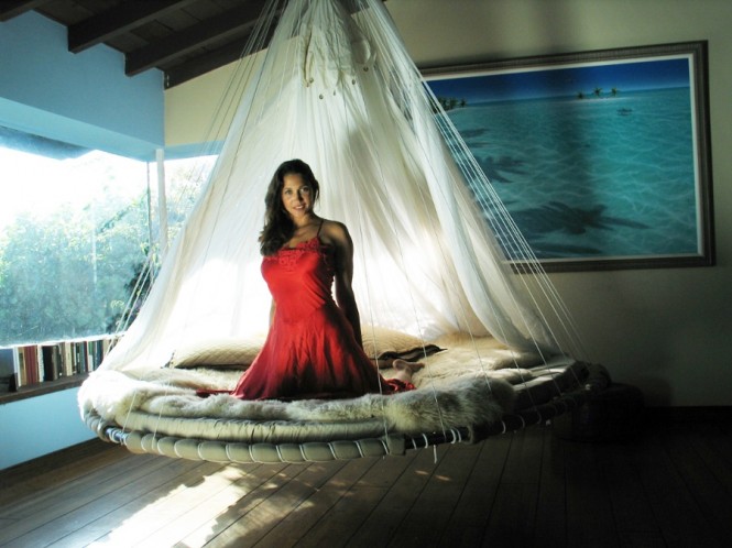 krásna závesná posteľ