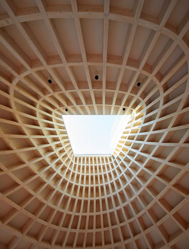 Svetlík v strešnom strope s drevenou obloženou drevenou kazetou