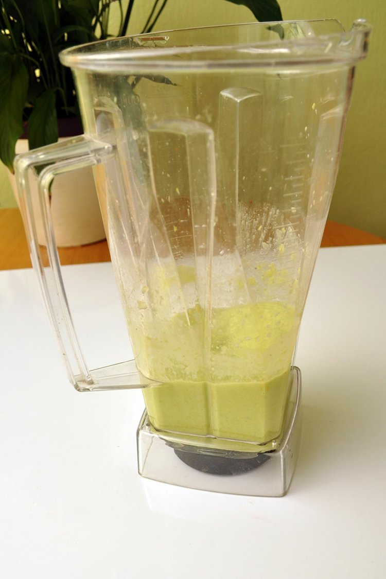 vegánsky recept na šalát s majonézou, stojan, mixér, príprava dresingu