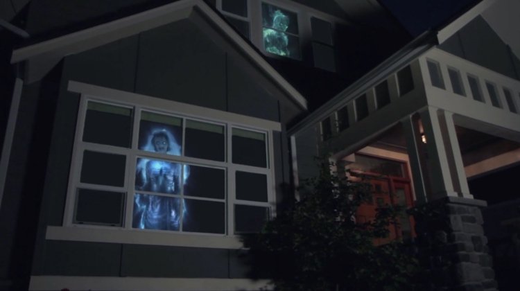 Na okno premietajte halloweenskych duchov halloween dekorácia okna nevesta-duch-fasáda-efekt-skutočný