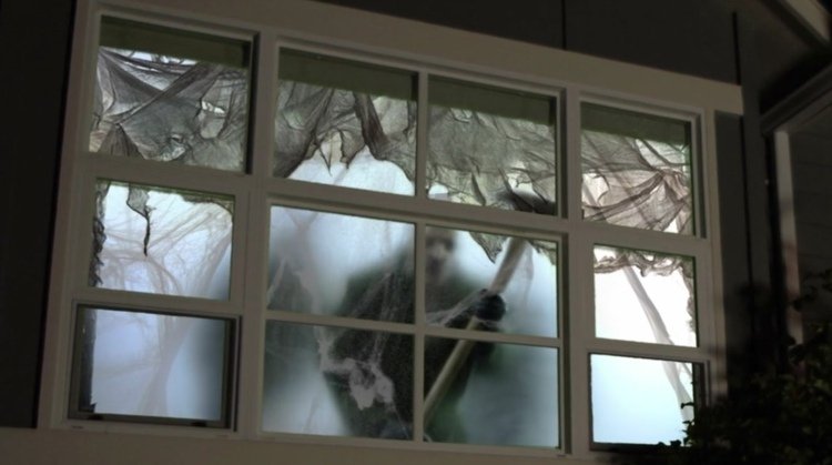 Digitálne navrhnite Halloweenske dekorácie okien s projektorom halloween dekorácia okna sekera-zabijak-nápad-plátno-dizajn okna