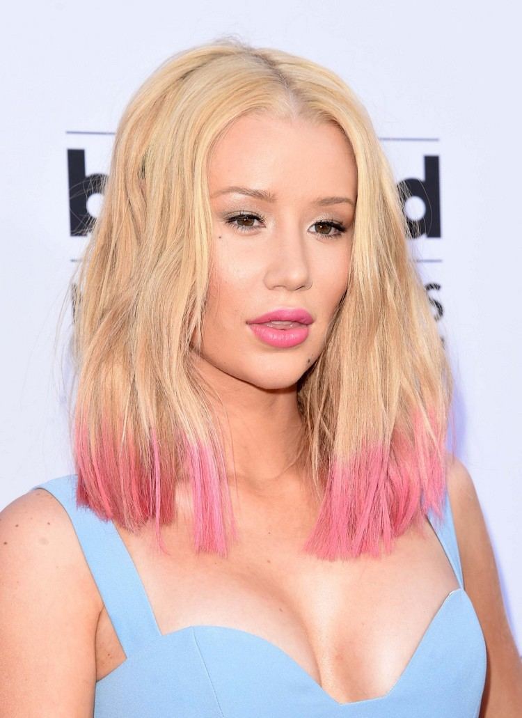 Blond vlasy s ružovými končekmi Dip Dye Hair Trend
