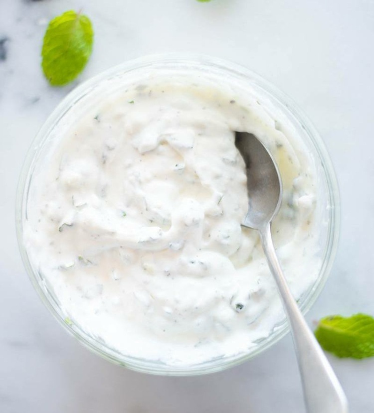 Grécky jogurt a mäta na ponorenie ako osvieženie v lete