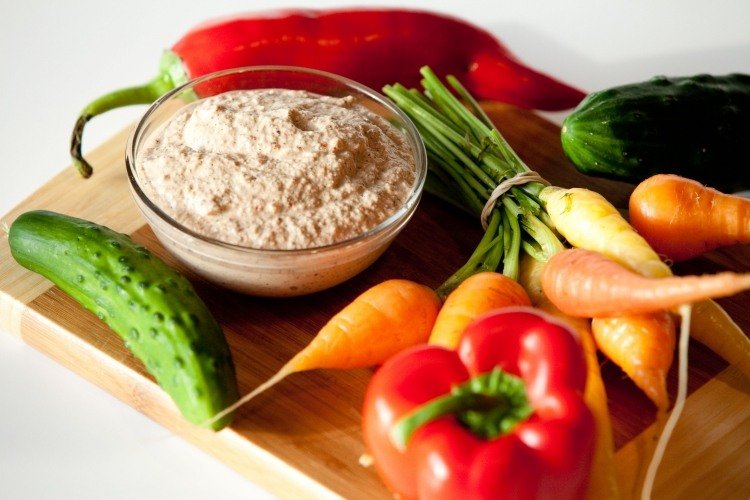 dip-zelenina-vyrobte si-mandle-maslo-avokado-susene-paradajky