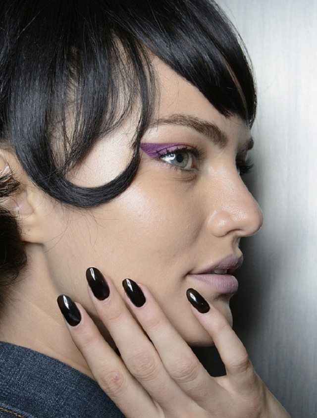 dokonalá manikúra v lesklých čiernych zaoblených špičkách nechtov Príklady-ušľachtilej-manikúry-čierno-lesklé-zaoblené-Jeremy