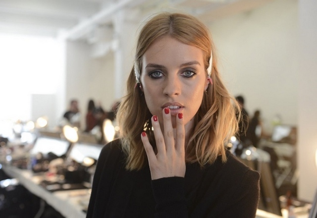 Dizajn laku na nechty priamo z móla-červená manikúra-rebecca Taylor lesklé-červené-krátke-nechty-módna prehliadka-rebecca-taylor