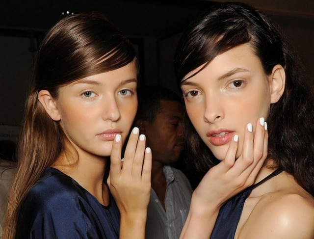 Letné účesy a nechty dizajnová kapela outsiderov matné-biele-nechty-dizajn-účesy-móda-kapela-outsiderov