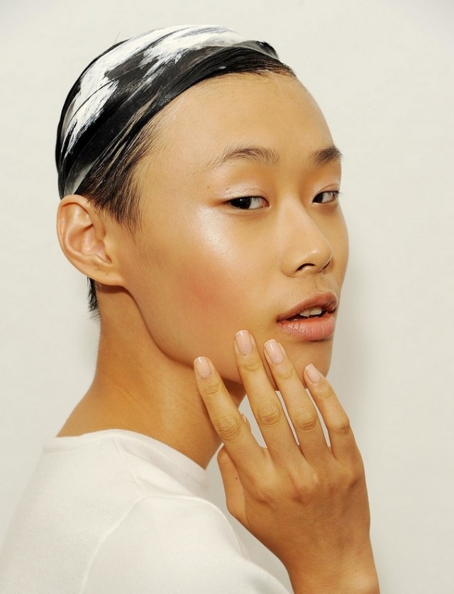 nenápadný lak na nechty neutrálny a pastelové tóny-louise goldin nenápadný-dizajn nechtov-neutrálny-pastelové-tóny-louise-goldin