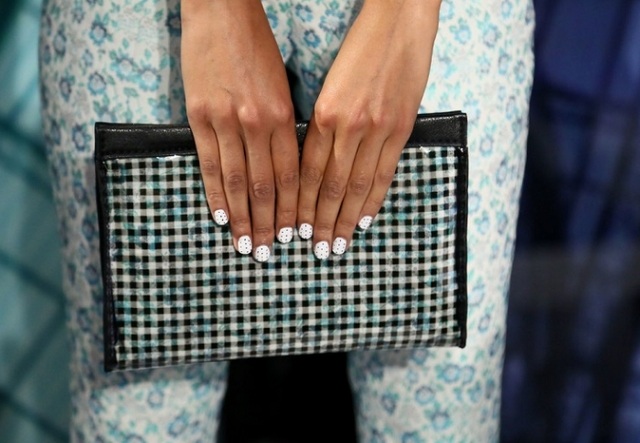 biele nechty-čierne tampóny-charlotte ronson módne trendy biele-romantické-nechty-čierne-škvrny-charlotte-ronson