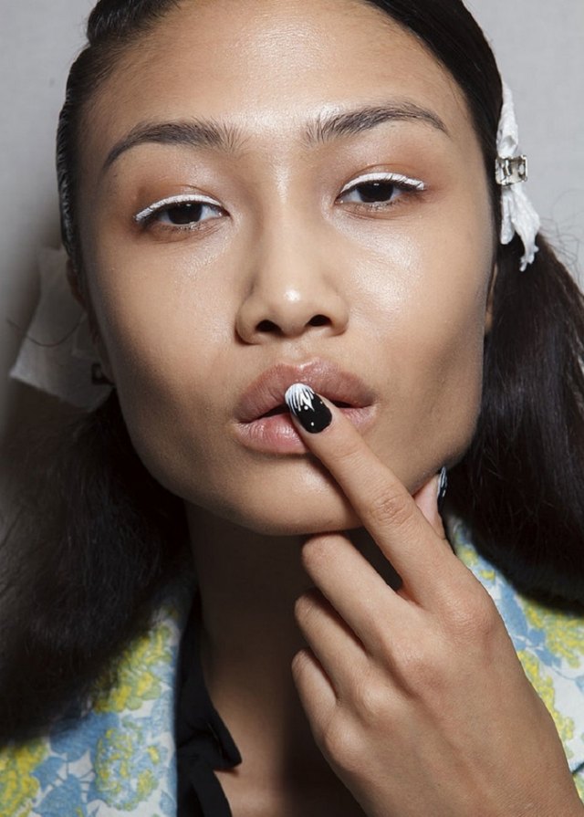 Dizajn nechtov od Kenzo 2014-zaoblené hroty na nechty-čiernobiele zaoblené-tipy na nechty-čierno-biele-zdobené-kenzo