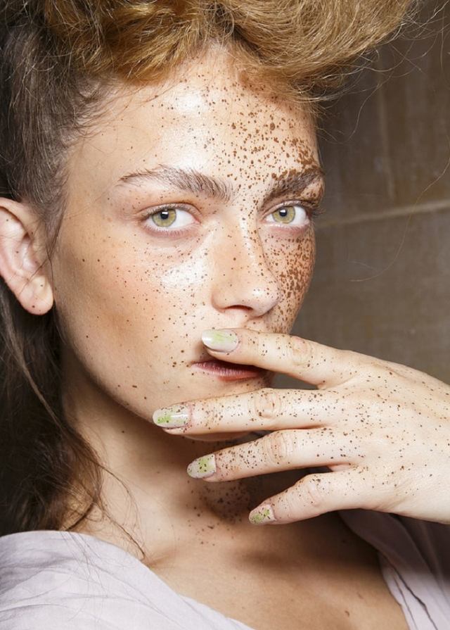 efektívna manikúra pre letný vivienne westwood zlatý štítok zaujímavá-efektívna-manikúra-vivienne-westwood-zlatá-nálepka