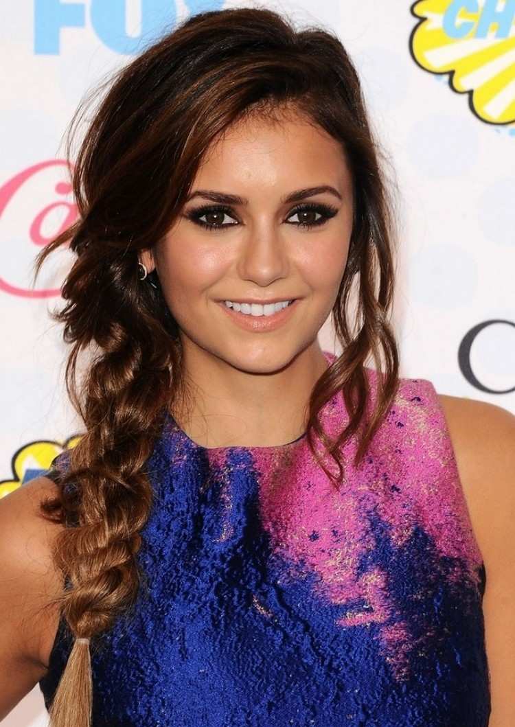 Odstráňte pramene z opletenia Dirndl-účesy-bokom-vrkoč-dlhé vlasy