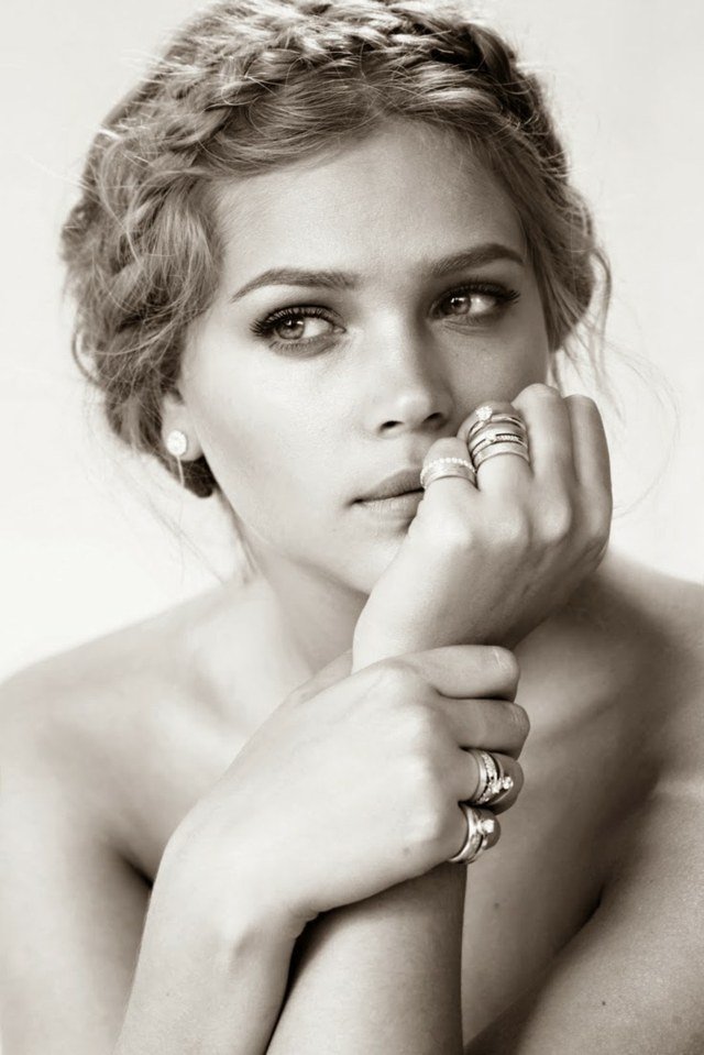 trendový účes na Oktoberfest s vrkočom ako diadém Dirndl-účes-s-vrkočom-ako-čelenka