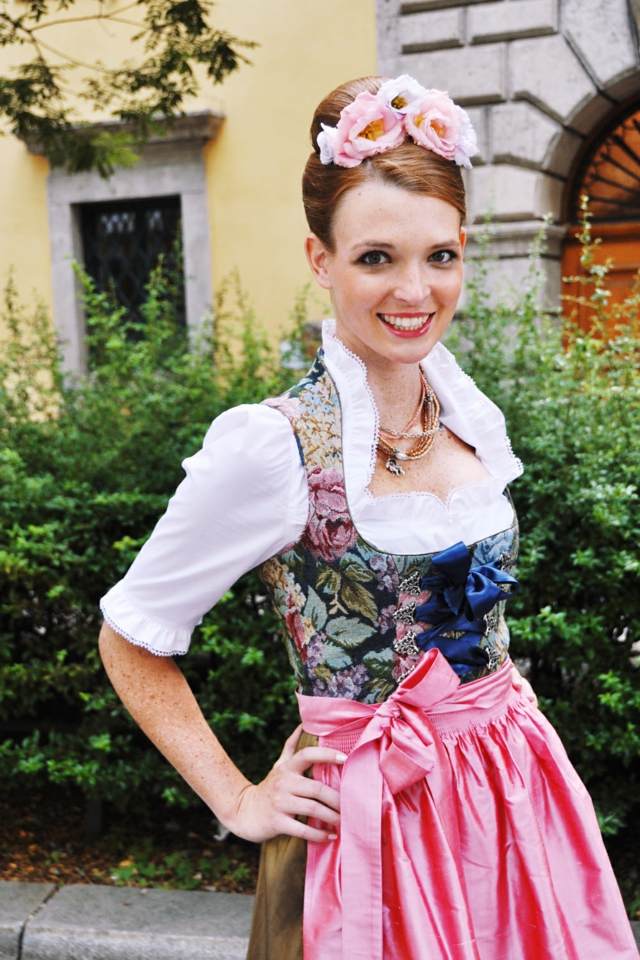 Ručne vyrábaný tradičný kroj s kvetmi Doplnky do vlasov s kvetinovými doplnkami