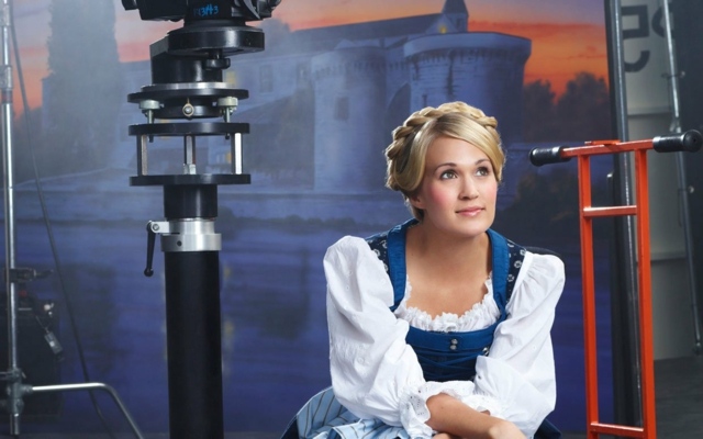 bočne narovnaný prameň a vrkoče Carrie-Underwood-with-Dirndl-Účes-Filmové filmy