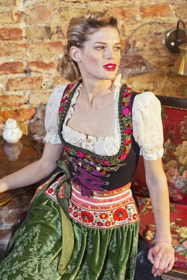 Účes Oktoberfest v retro štýle s krojmi Vlasy-klenuté-vzadu-skrútené-s-objemnými uzlami