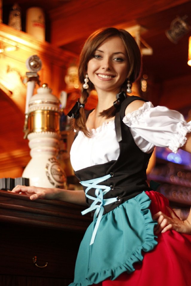 Dievča Bierhalle s dvoma vrkočmi a účes Oktoberfest s-dvoma vrkočmi-ľahké-a-neformálne-spletené