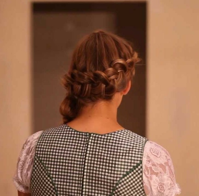 Účesy Dirdnl s copom na boku a na ramene s vrkočom na zátylku