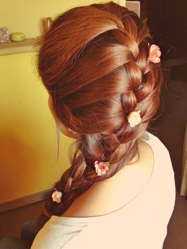 Cop na Oktoberfest s vlasovými doplnkami s ružovými lístkami vo vlasoch