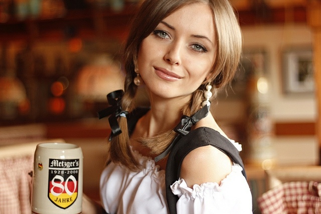 s-čiernymi mašličkami-a-bielymi náušnicami